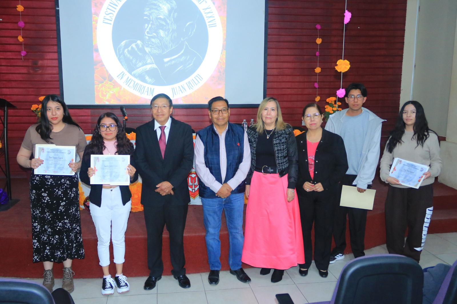 Presentaron su obra los escritores David Olivares y Enrique Chávez y reciben premiación ganadores del concurso de calaveritas literarias
